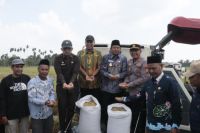 Bupati Inhu, Ade Agus panen raya di Kuala Cenaku (foto/ist) 